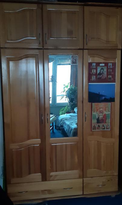Продавам спешно Трикрилен гардероб с огледало  надстройка - дъб -ш. 13