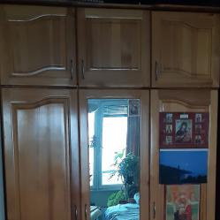 Продавам спешно Трикрилен гардероб с огледало  надстройка - дъб -ш. 13