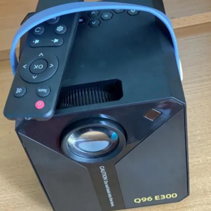 Smart Projector Q96 E300  твоето лично кино във всеки дом