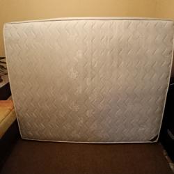 Продавам двоен еднолицев матрак модел Хегра Комфорт плюс.