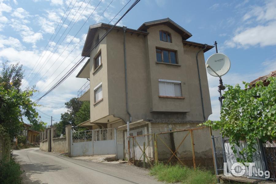 Продавам масивна триетажна къща с двор и два гаража в град Свищов - 21