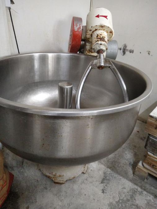 Продавам тестомесачка