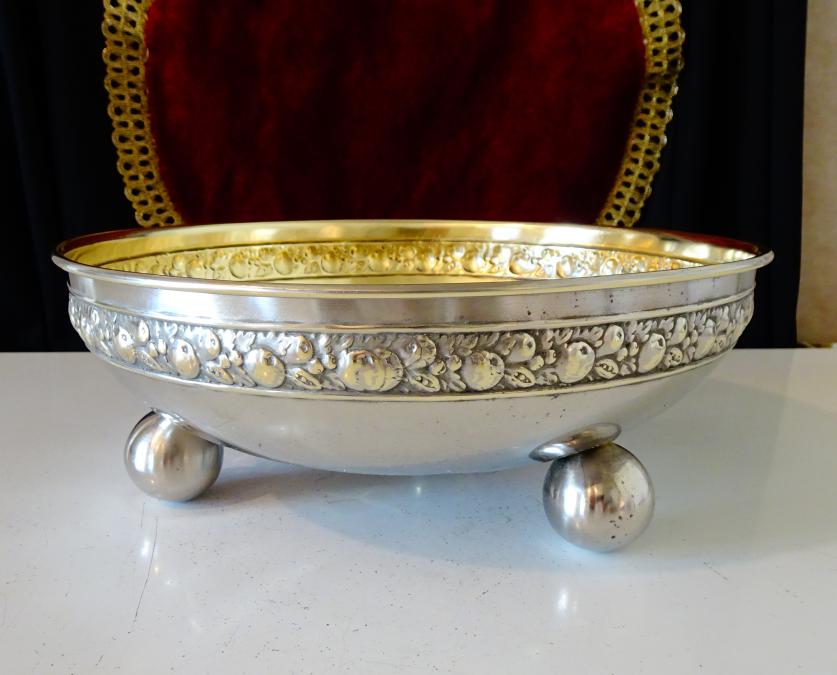 Посребрена фруктиера, купа, релефни рози, позлата.