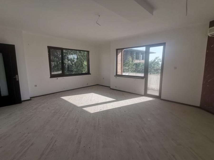 Продава триетажна къща в с. Кошарица