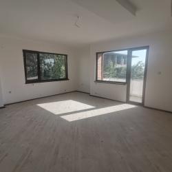 Продава триетажна къща в с. Кошарица