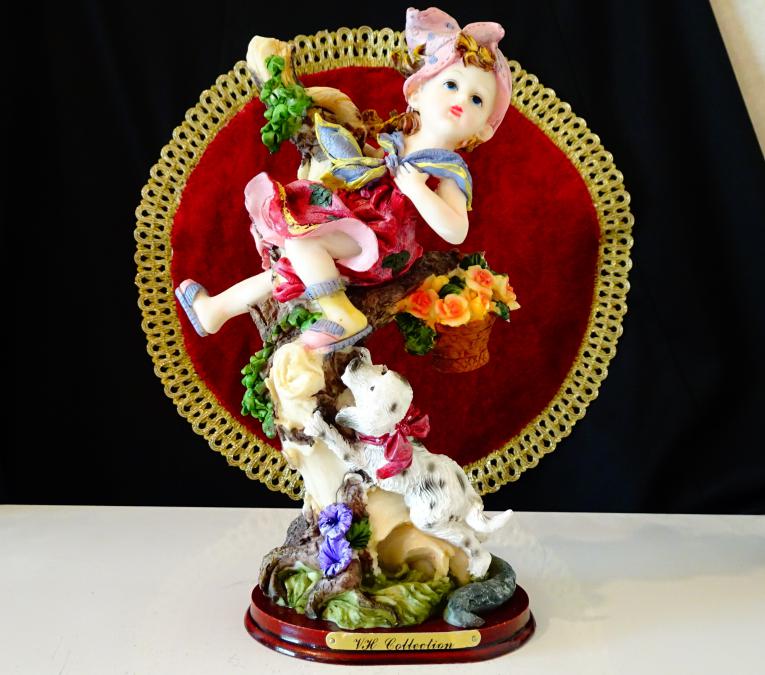 Порцеланова статуетка момиче, куче, VH Collection.