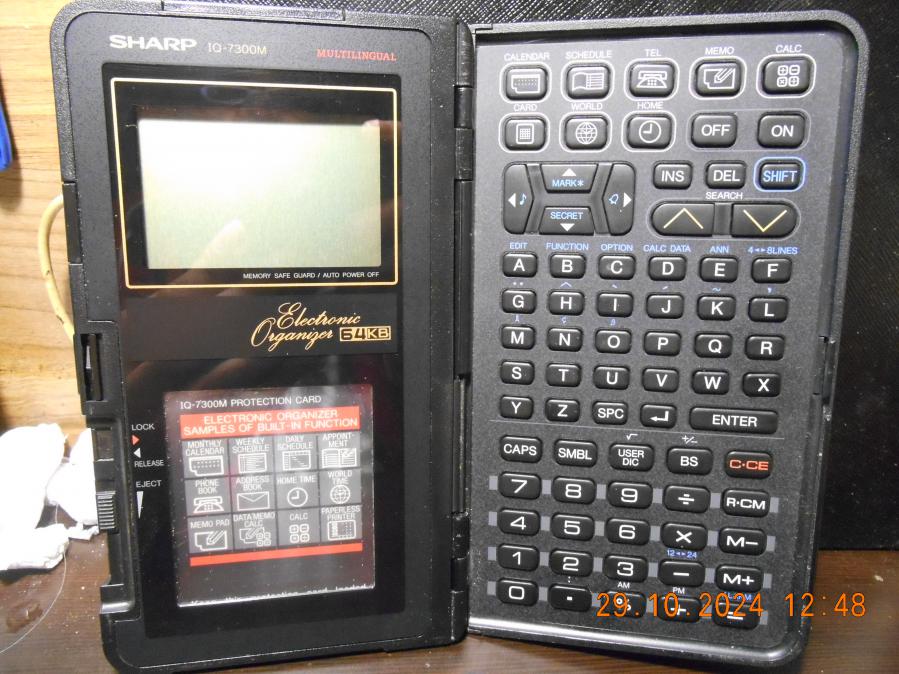 Sharp Iq-7300m Electronic Organizer 64kb vintage 1990