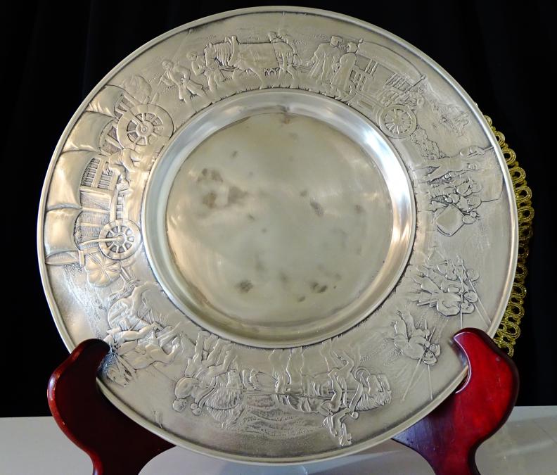 Калаена чиния с търговски керван, конници, войска.