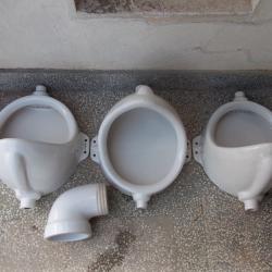 Порцеланови писоари писоарза стенен монтаж и колена за тоалетна чиния.