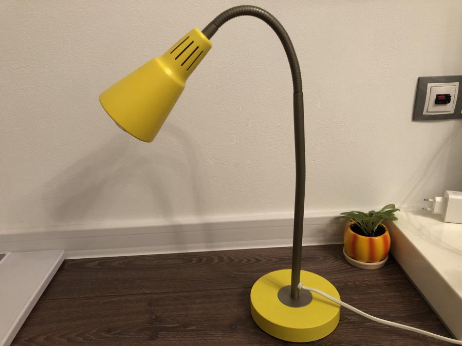 Дизайнерска лед настолна лампа