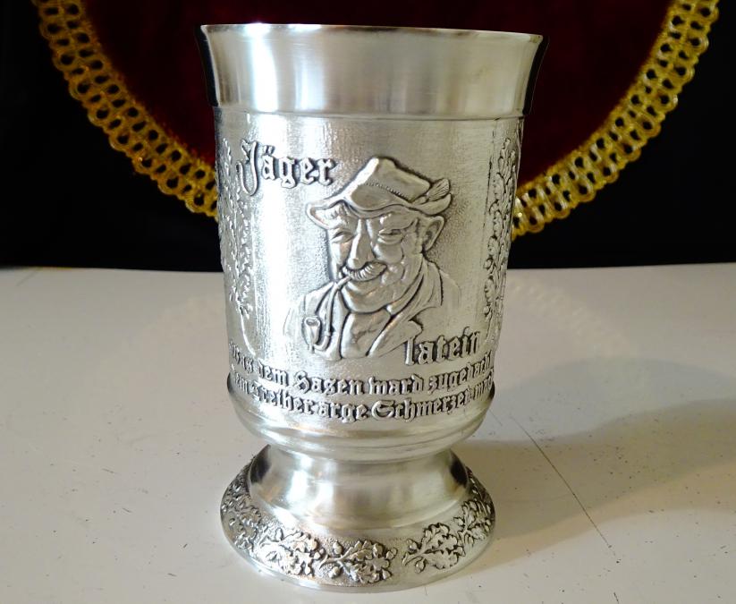 Калаена чаша с Ловец, Заек, комична сцена.