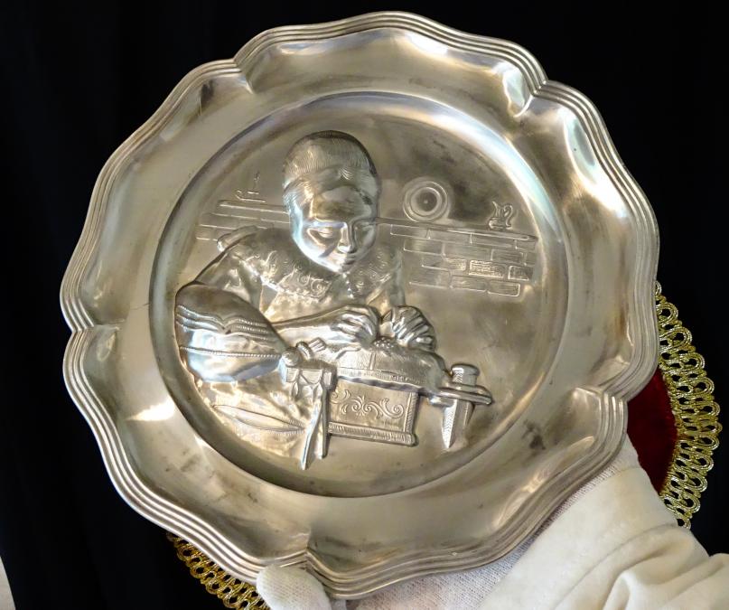 Калаена чиния с картина Плетачката на дантели, 600 гр.