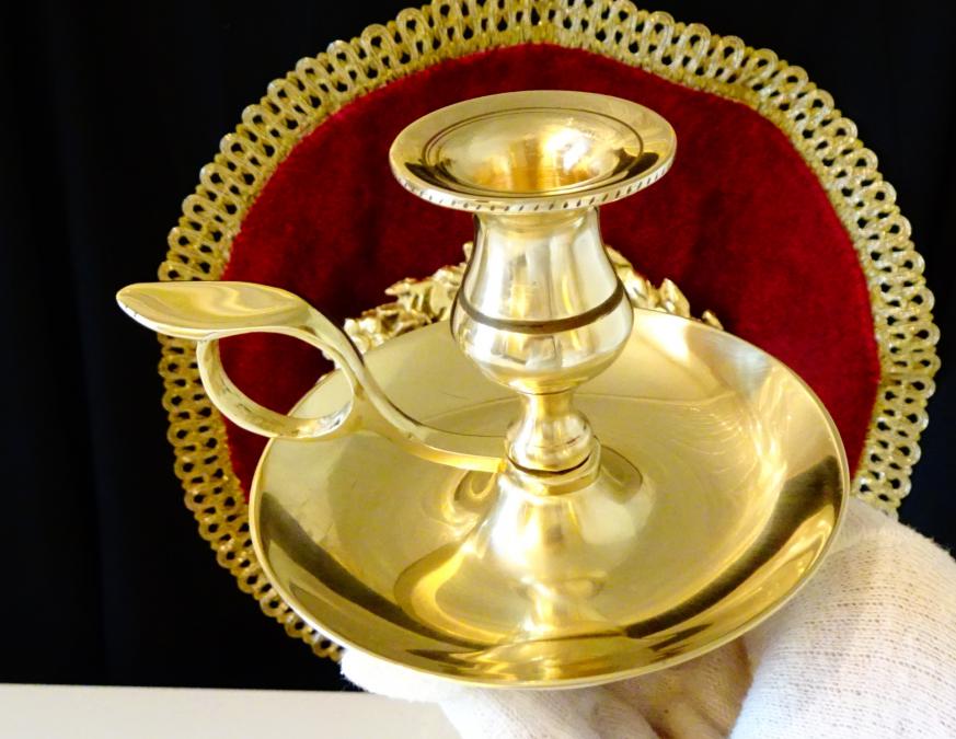 Викториански бронзов свещник с дръжка.