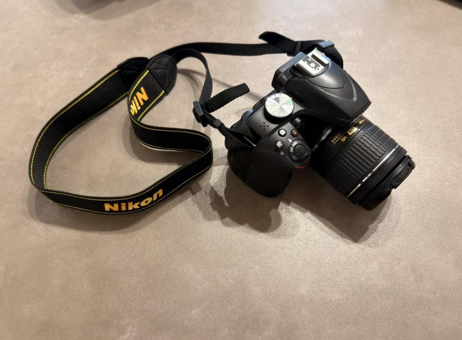 Продавам Фотоапарат Nikon D3400