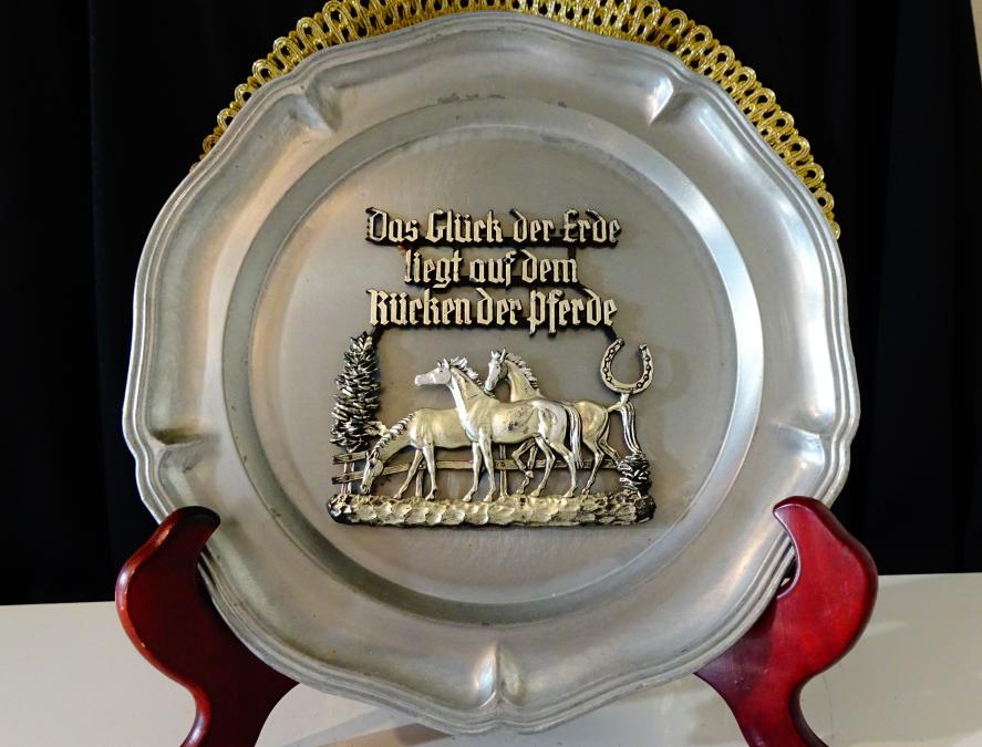 Калаена чиния Коне, подкова, поговорка за щастие.