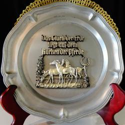 Калаена чиния Коне, подкова, поговорка за щастие.