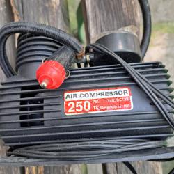 Електрически авто компресор 250 PSI 12V за авт. гуми с манометър