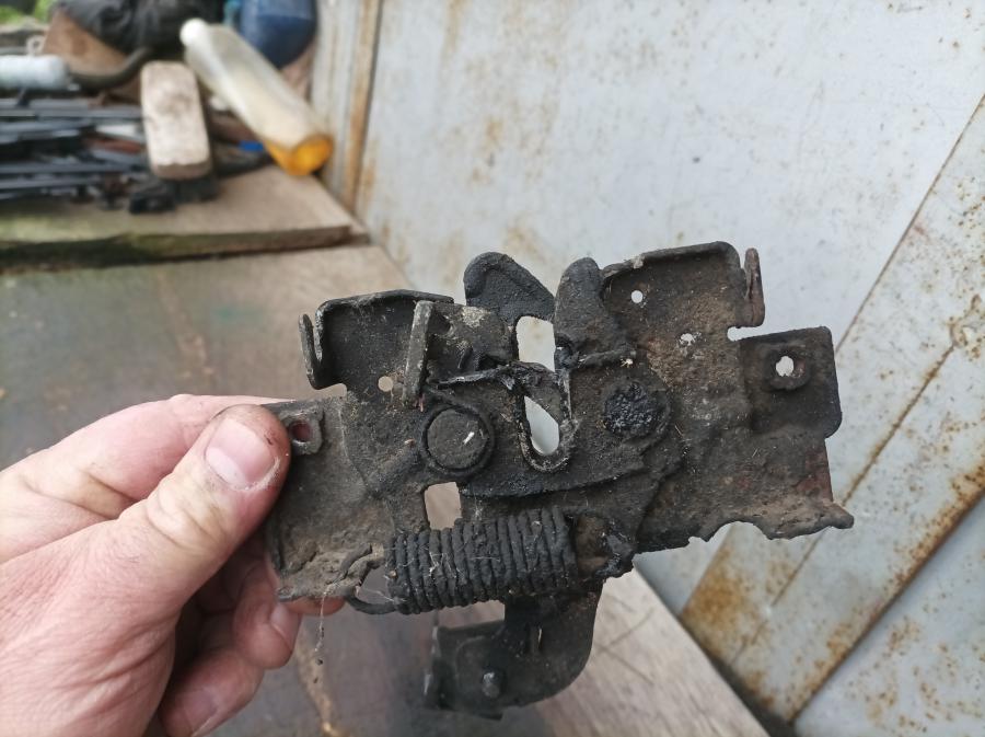 Брава преден капак за Мазда 3. 2004 год.