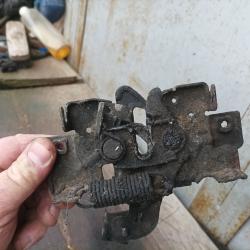 Брава преден капак за Мазда 3. 2004 год.