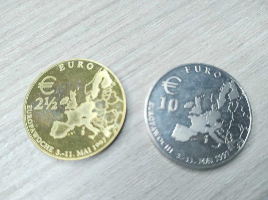 Лот от две възпоменателни монети