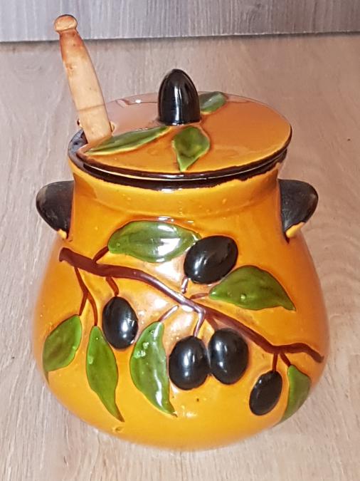 Старинен керамичен съд за маслини