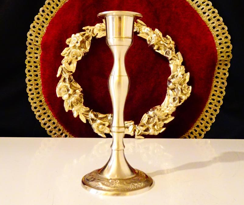 Бронзов свещник, релефни барокови орнаменти.
