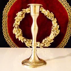 Бронзов свещник, релефни барокови орнаменти.