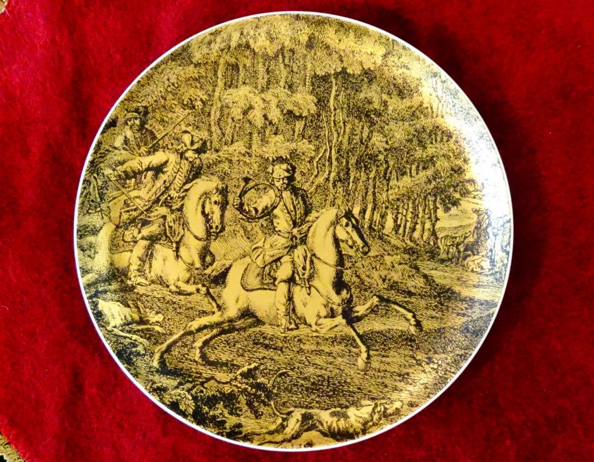 Златна порцеланова чиния F rstenberg с ловна картина.