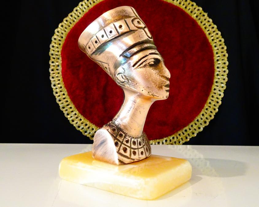 Медна статуетка Нефертити, оникс.