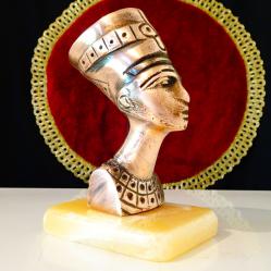 Медна статуетка Нефертити, оникс.