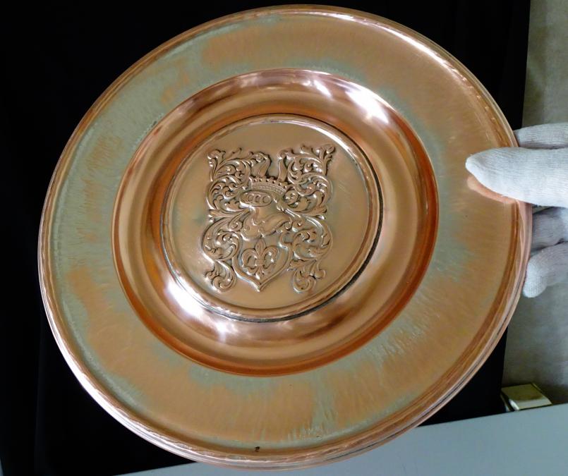 Медна чиния с рицар, бурбонска лилия, корона, медна сватба.